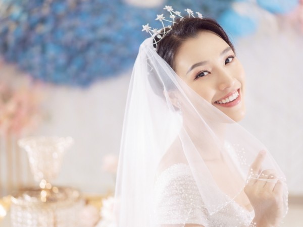 Khoe “sương sương” ảnh mặc váy cưới, “cô dâu” Hoàng Oanh khiến fan suýt xoa