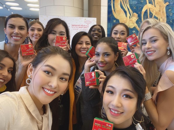 Tường San diện váy đính họa tiết rồng đọ sắc bên dàn thí sinh "Miss International 2019"