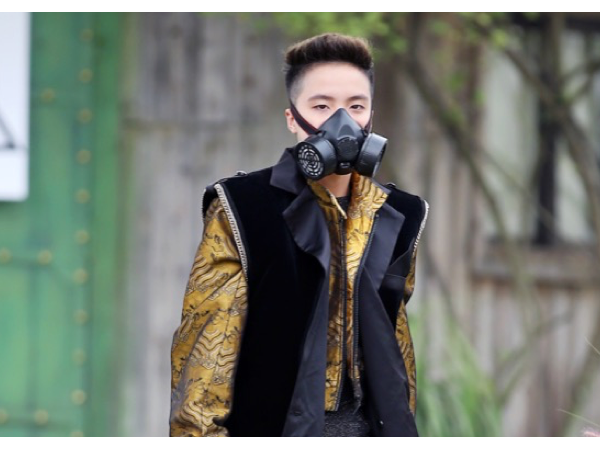 Mẫu nhí Việt đeo mặt nạ phòng độc lên sân khấu "Vietnam Junior Fashion Week"