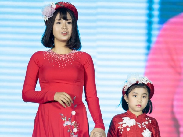 Hoa hậu Ngọc Hân mời Thủy Tiên, sinh viên bị ung thư trình diễn áo dài