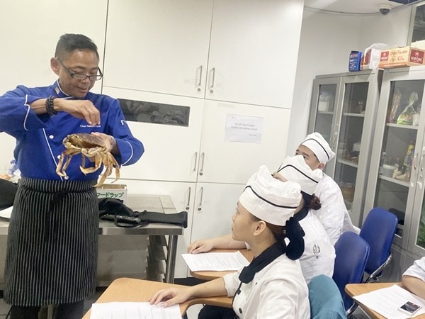 Giới trẻ Việt hào hứng nghe đầu bếp Nathan Fong hướng dẫn chế biến cua Canada