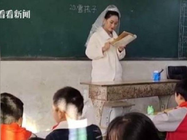 Cô giáo mặc váy cưới, đội khăn voan đứng lớp dạy học, lí do đặc biệt khiến ai cũng cảm động