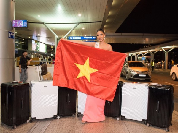 Hoàng Thuỳ chính thức lên đường sang Mỹ tham dự "Miss Universe 2019"