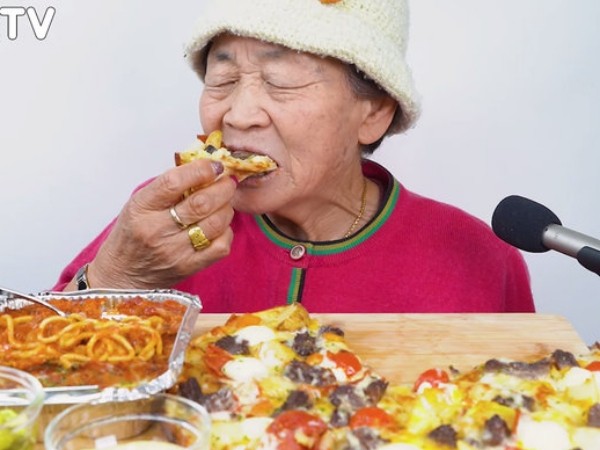 Quay vlog ăn uống thả ga, cụ bà 82 tuổi người Hàn Quốc gây sốt cộng đồng mạng