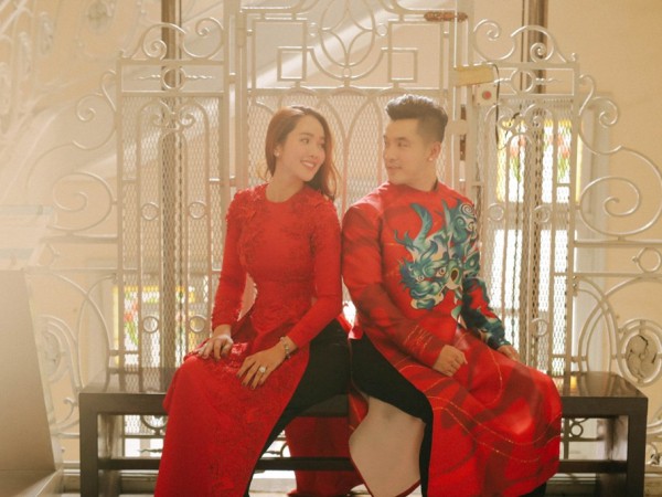 Ưng Hoàng Phúc và vợ siêu mẫu đẹp đôi trong áo dài Tết