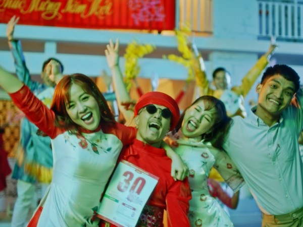 AMEE làm con gái của vợ chồng Mạc Văn Khoa - Puka trong MV nhạc phim Tết