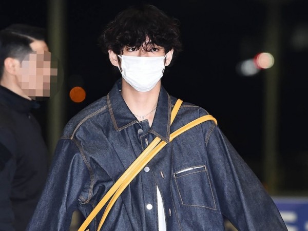 V (BTS) khiến fan phì cười vì diện áo rộng như của bố ra sân bay