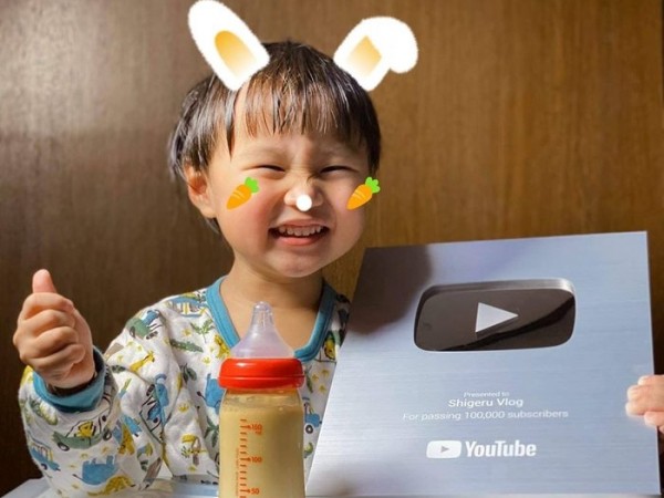 Không kém cạnh mẹ Quỳnh Trần, bé Sa nay cũng đã có Nút Bạc YouTube