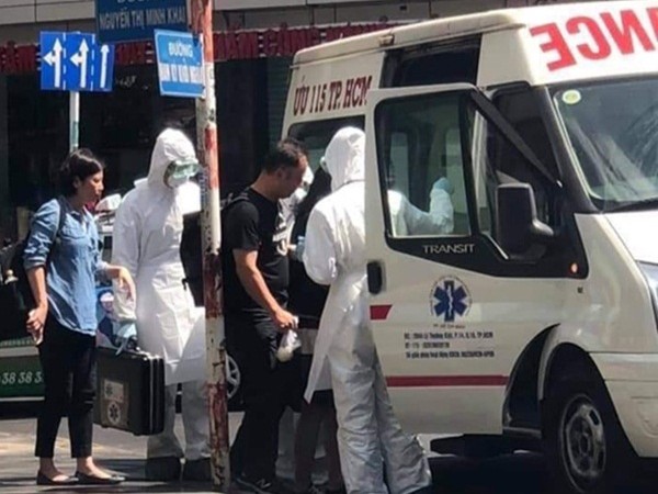 Một người Đài Loan đang uống cà phê bị ói, sợ khách nhiễm virus corona, dân gọi ngay cấp cứu