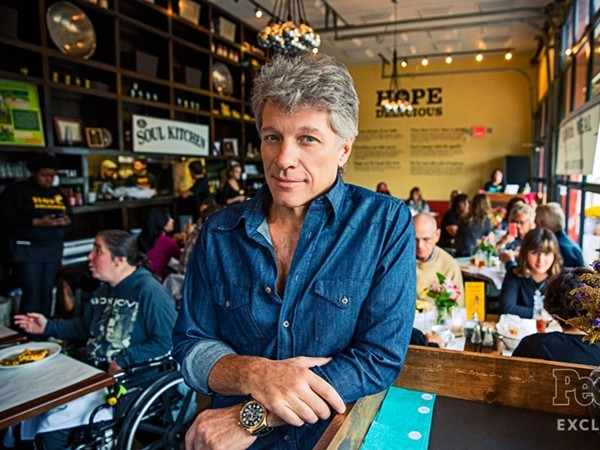 Ca sĩ Bon Jovi mở tiệm ăn Trả-Bằng-Gì-Cũng-Được để giúp đỡ sinh viên khó khăn