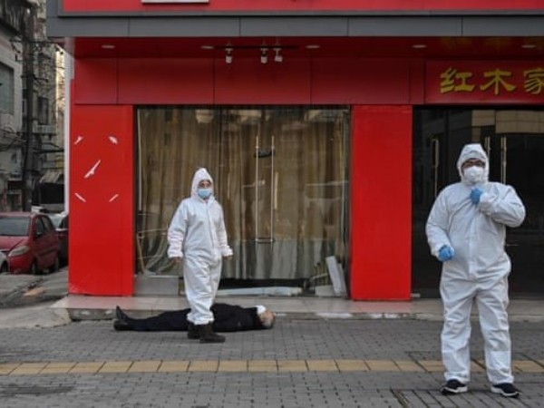 Người đàn ông đeo khẩu trang nằm chết trên vỉa hè ở Vũ Hán (Trung Quốc)