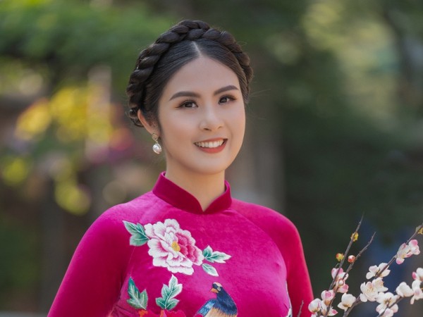 Ngọc Hân đẹp như quý cô Hà Thành với áo dài nhung dạo Văn miếu ngày đầu năm