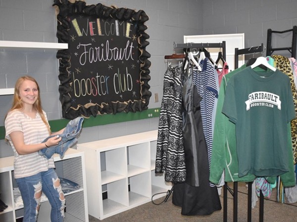 Trường trung học mở cửa hàng hoàn toàn miễn phí, dành riêng cho học sinh