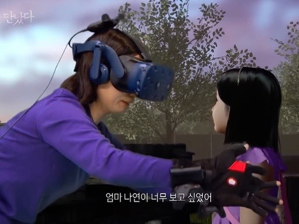 Khoảnh khắc mẹ gặp lại con gái đã mất nhờ VR gây bão mạng ở Hàn Quốc