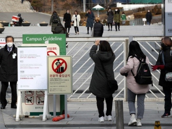 Bị ký túc xá Hàn Quốc buộc cách ly, nhiều sinh viên TQ không có chỗ ở