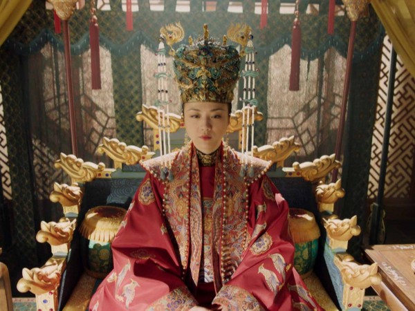 Trở lại màn ảnh nhỏ sau 12 năm vắng bóng, Thang Duy hóa hoàng hậu quyền uy