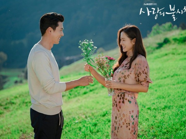 Lịm tim với loạt ảnh hậu trường đẹp như ảnh cưới của Hyun Bin, Son Ye Jin 