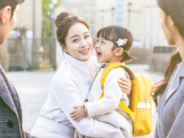 Ngạc nhiên chưa, con gái của Kim Tae Hee trong phim mới hóa ra là bé trai
