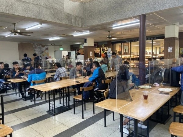 Sinh viên Đài Loan dùng bữa qua kính cường lực, nghiêm cấm nói chuyện khi gắp thức ăn