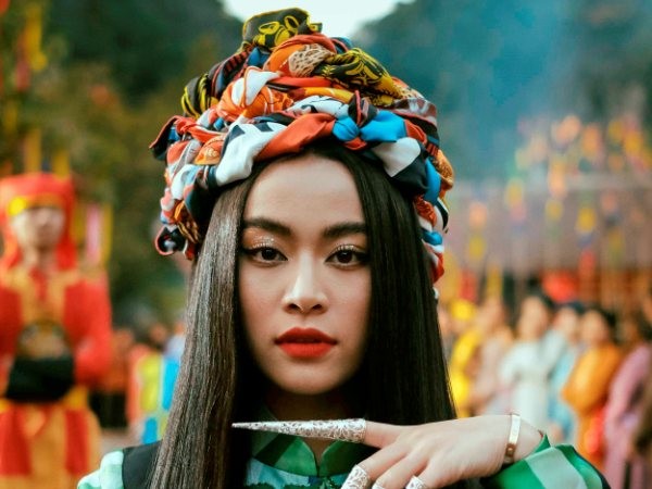 Hoàng Thùy Linh giành chiến thắng áp đảo tại "Làn Sóng Xanh 2019" với 8 giải thưởng