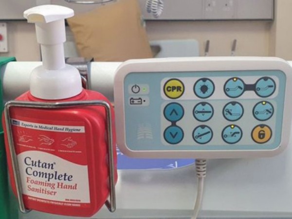 Nước rửa tay khan hiếm, người dân ở Anh lén vào bệnh viện ăn trộm của bệnh nhân