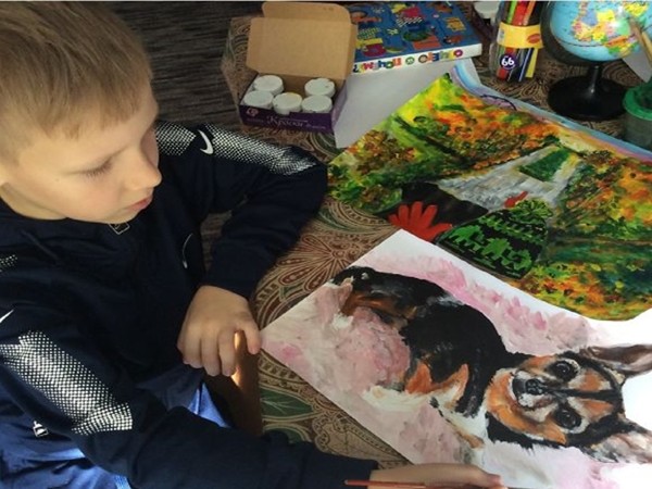 Cậu bé 9 tuổi vẽ tranh động vật đẹp mê ly, nhằm giúp thú nuôi bị bỏ rơi