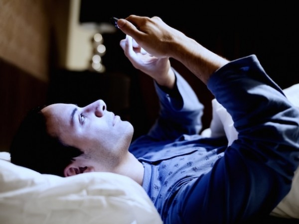 Biết điều này bạn sẽ chẳng còn dám "lướt" smartphone trước khi đi ngủ nữa