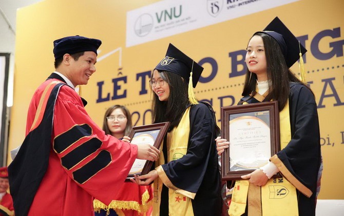 237 tân thạc sĩ, cử nhân Khoa Quốc tế nhận bằng tốt nghiệp năm 2018