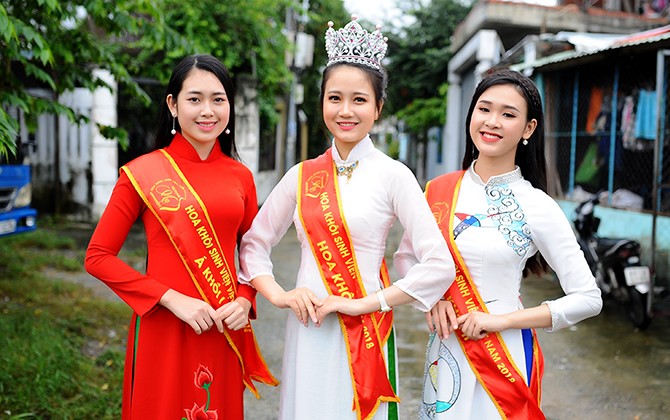 Hoa khôi Sinh viên Việt Nam 2018 thăm và chia sẻ với những hoàn cảnh khó khăn
