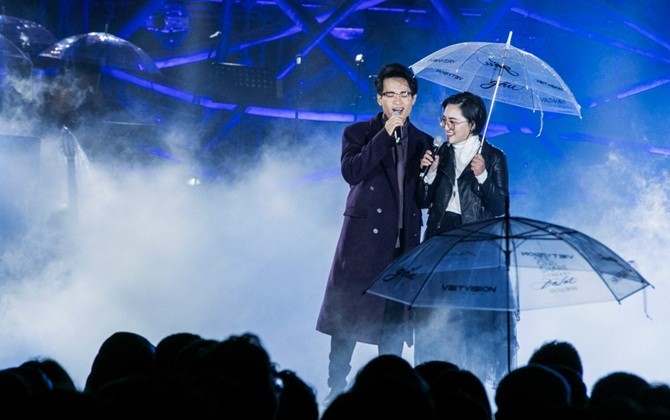 Hà Anh Tuấn xúc động hát tặng fan mất vì bệnh tim trong concert tại Đà Lạt