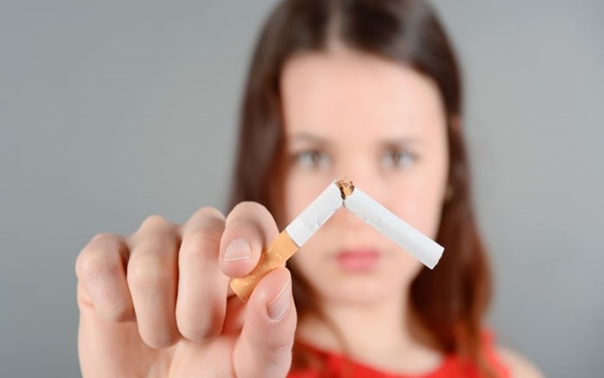 Tình trạng trẻ vị thành niên ở Mỹ hút thuốc lá điện tử khiến FDA phải cứng rắn