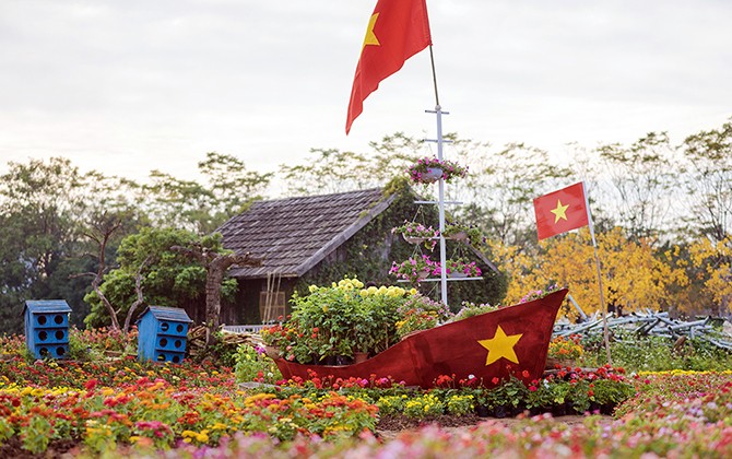 Vườn hoa tạo hình lá cờ cổ vũ đội tuyển Việt Nam