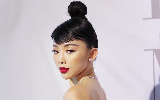Tóc Tiên trang điểm sắc sảo, Hương Giang diện tóc ánh kim tại show diễn của Lý Quí Khánh