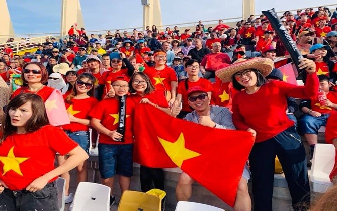 Hành trình cổ vũ của CĐV Việt Nam tại UAE: Từ sung sướng, tự hào đến vỡ òa hạnh phúc