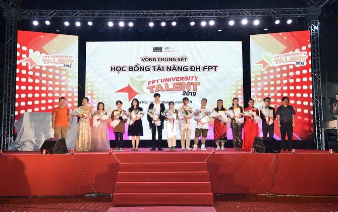 Nêu thông điệp "Cứu Trái Đất", nữ sinh Hà Nội giành Quán quân cuộc thi tài năng ĐH FPT