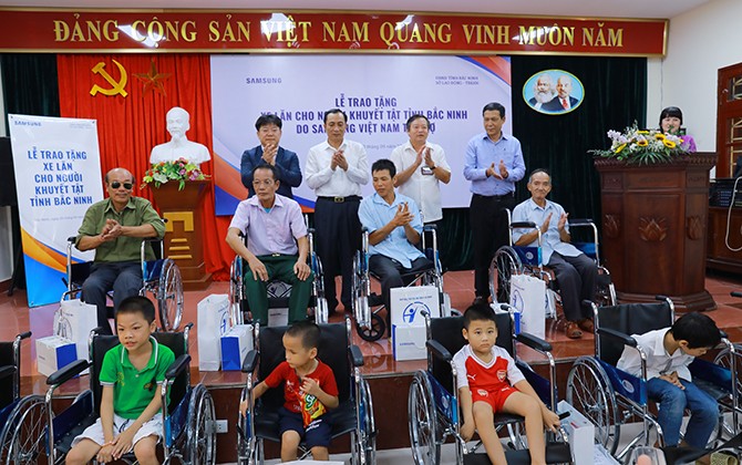 Trao tặng hơn 200 xe lăn cho người khuyết tật
