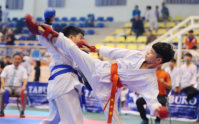 Võ sinh tranh tài tại giải Karate huyện Hoài Đức mở rộng năm 2019